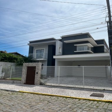 Belíssima casa no centro de Camboriú 