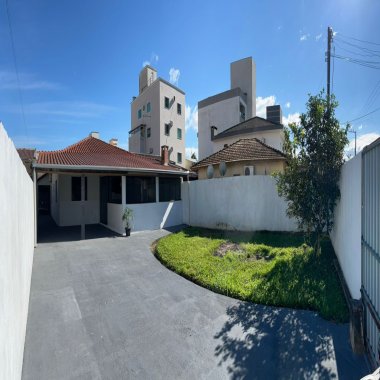 CASA Á VENDA EM CAMBORIÚ