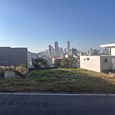 Terreno à Venda no bairro Pioneiros em Balneário Camboriú